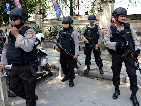 De politie is in Indonesië en Maleisië in de hoogste staat van paraatheid na de aanslagen in Jakarta waarbij acht mensen het leven verloren.
