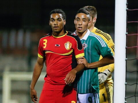 Jason Denayer (3), hier aan het werk met de beloften.