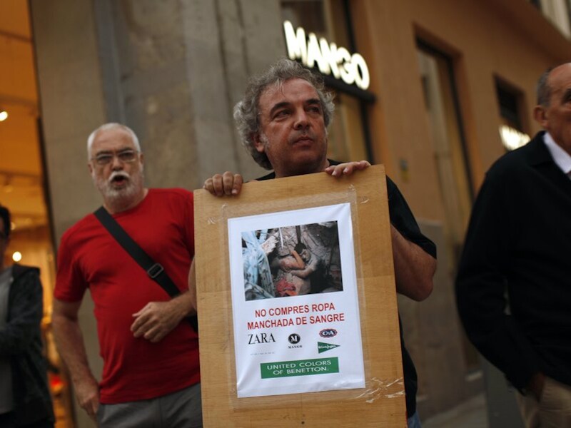 Protestactie gisteren bij een Mango-winkel in Malaga, Spanje, tegen bedrijven die gebruik maken van fabrieken met slechte en gevaarlijke arbeidsomstandigheden.
