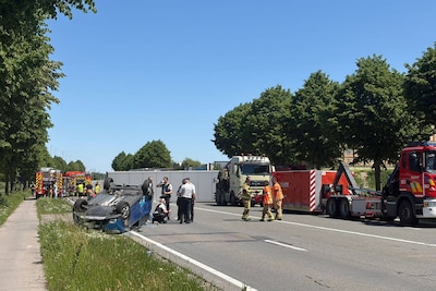 Vrachtwagen met 26 ton wortelen verplettert auto op N37 in Ardooie: “Een mirakel dat die automobilist dit overleeft”