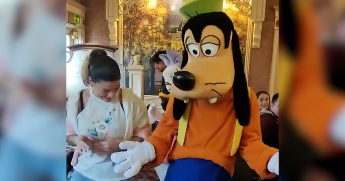 Video van Goofy uit Disneyland Parijs gaat viraal na dansje met Stephanie (37) op ‘Oya Lélé’ van K3:
