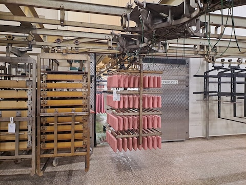 Illustratiebeeld: DeliBarn zoekt een nieuwe uitbater voor de vleeswarenfabriek in de Antoon Van der Pluymstraat in Wommelgem, waar zo’n 300 mensen werken.