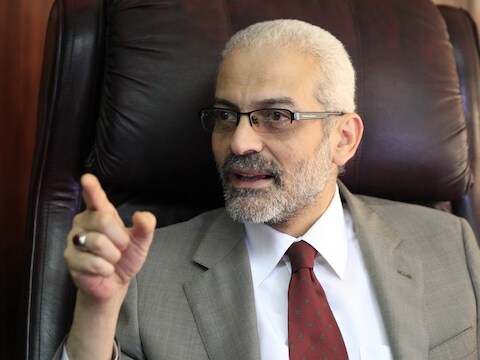 Egyptisch Cultuurminister Alaa Abdel Aziz onstloeg de directrice van de opera van Kairo.
