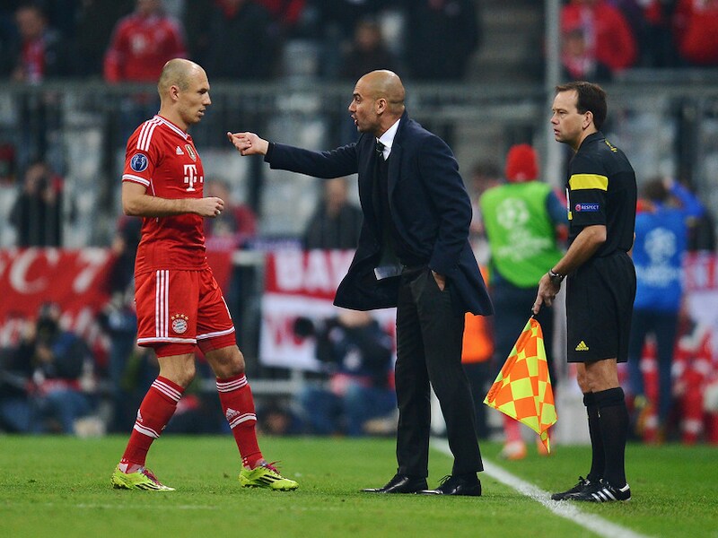 Arjen Robben (links) krijgt instructies van Josep Guardiola.