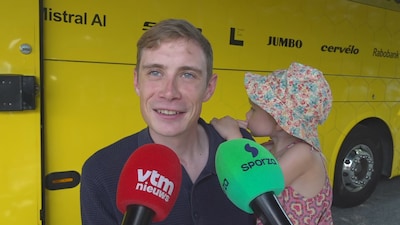 “Dat ik eind 2028 zou stoppen? Dat is nog niet beslist”: elf dagen na opgave in Tour straalt Jonas Vingegaard met dochtertje op arm