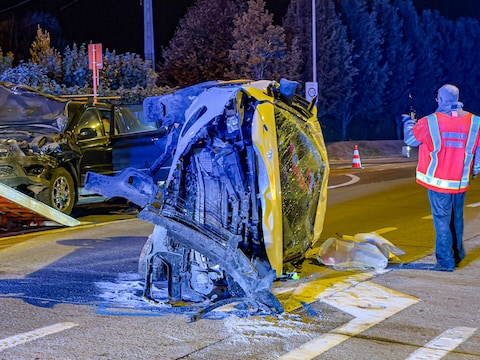 Op de Oudenaardsesteenweg in Erpe-Mere knalde een voertuig op een geparkeerde wagen.
