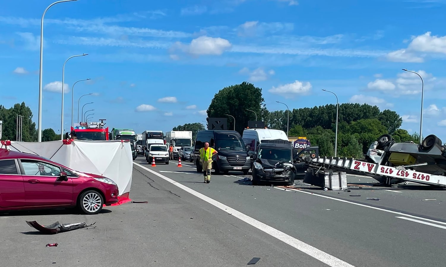 Automobilist (64) sterft na zwaar ongeval op E403 in Ardooie, bestuurder  rijdt paar uur later in op file | Foto | hln.be