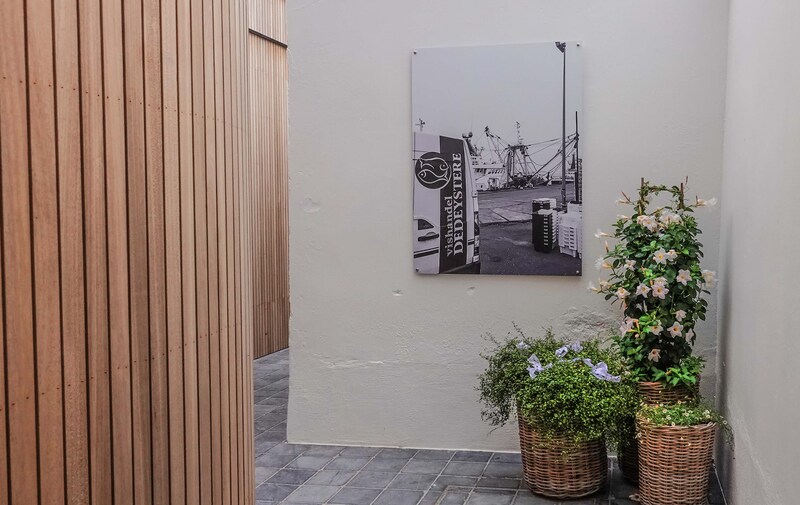 Vishandel Dedeystere: het paadje tussen de winkel en de parking.