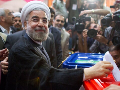 Hassan Rohani bij de stembus.