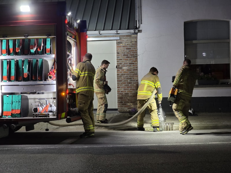 De brandweer kwam ter plaatse om de riolering te spoelen. 