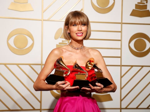 Taylor Swift poseert met haar drie Grammy's.