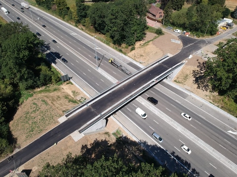 Nieuwe brug over de E40 tussen Dilbeek en Asse is sinds maandag opnieuw open.