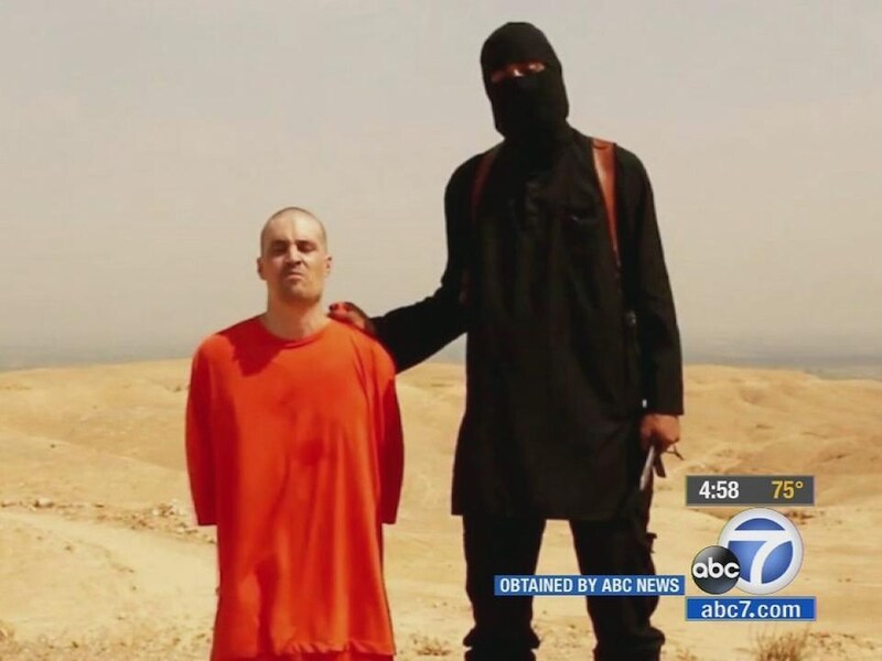 Al bij de eerste onthoofdingsvideo die IS in augustus vorig jaar publiceerde, toen de Amerikaanse journalist James Foley werd onthoofd, herkende de moeder van Mohammed Emwazi zijn stem.