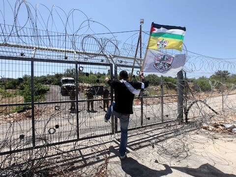 Een Palestijn protesteert tegen het bezetten van land op de Westover