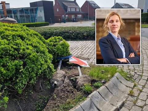 Aan het rondpunt met de Duvelvaten in Breendonk (Puurs-Sint-Amands) botste de chauffeur tijdens de vlucht tegen enkele verkeersborden. Inzet: openbaar aanklaagster Catherine Van de Heyning.