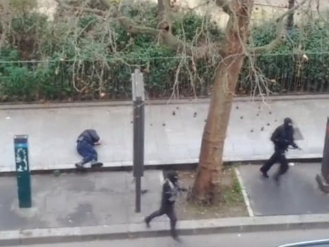Ahmed ligt levenloos op het voetpad. Met een schot in zijn hoofd maakten de terroristen hem genadeloos af.