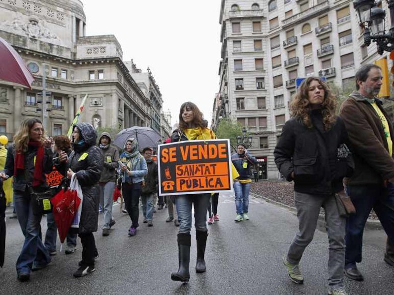 'Te koop: gezondheidszorg' staat op het bord van deze manifestant tijdens een optocht tegen nieuwe besparingsmaatregelen van de Spaanse overheid, gisteren in Barcelona.