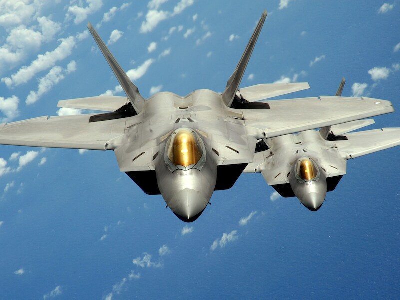 Twee Amerikaanse F-22-jachtvliegtuigen.
