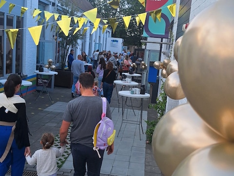 De leerlingen van GO! basisschool De Kleine Schuit werden n een gouden school onthaald.