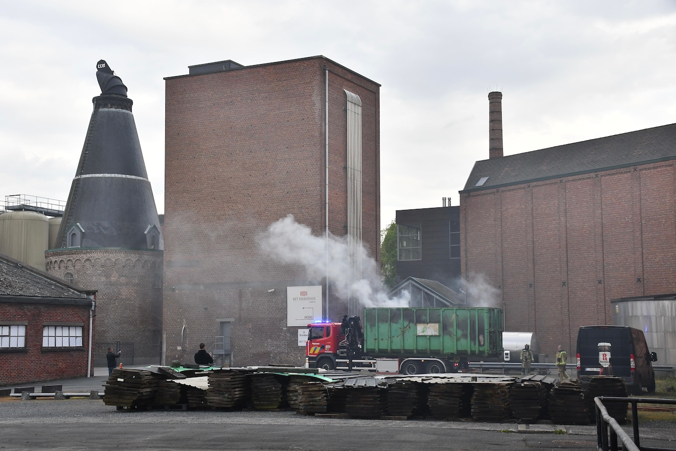 Container met papier en karton brandt op site brouwerij Rodenbach ...