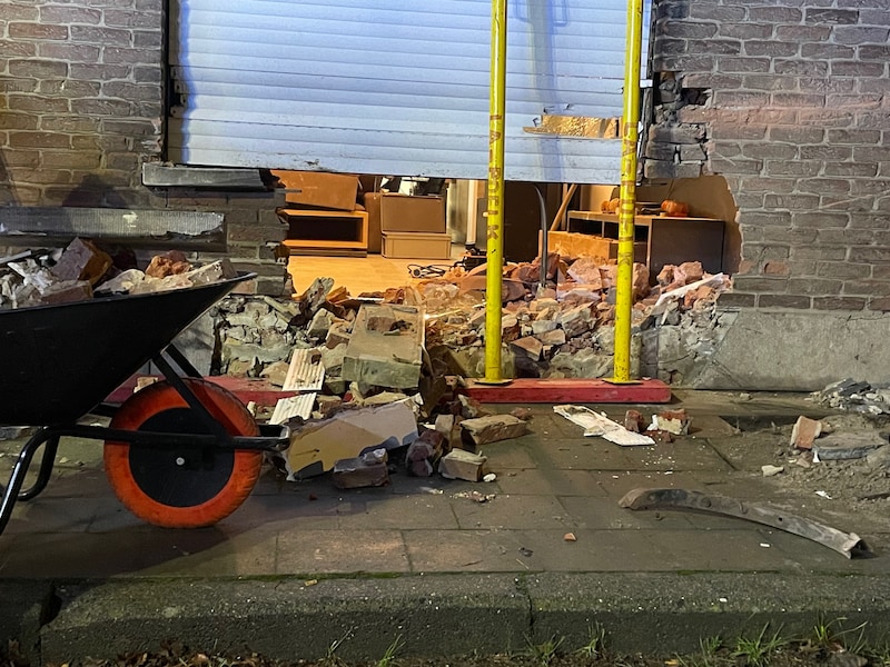 De gevel moest gestut worden, nadat een man met zijn wagen tegen de gevel knalde. 