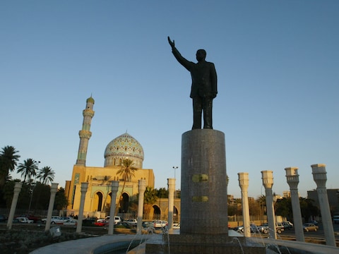 Standbeeld van Saddam Hoessein dat in 2003 in de Iraakse hoofdstad Bagdad stond