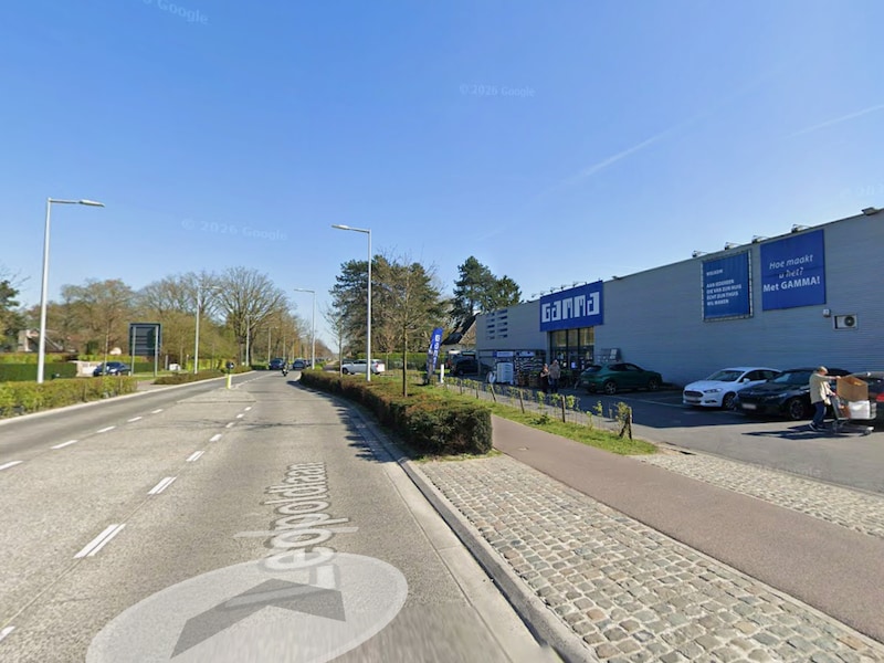 De bromfietser belandde onder een vrachtwagen die de parking van de Gamma in Eeklo wilde oprijden. 