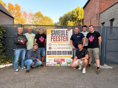 De bestuursleden van de Smeulefeesten stellen de affiche van hun 11de editie voor