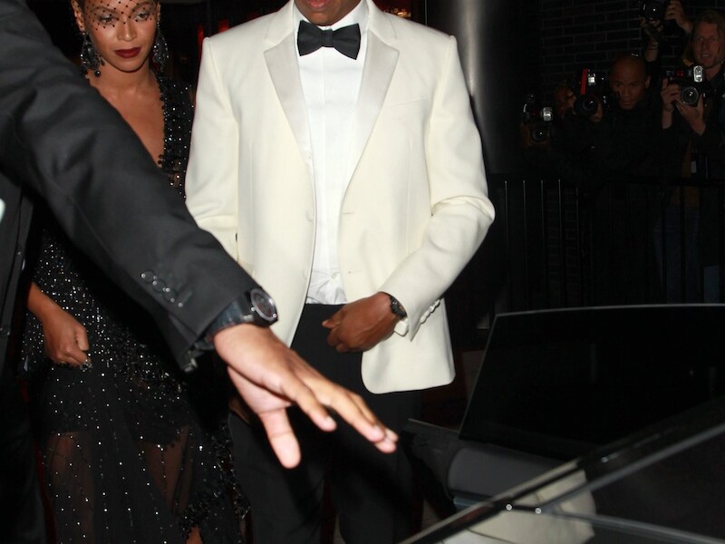 Beyoncé en Jay-Z aan het hotel na het gevecht met Solange.