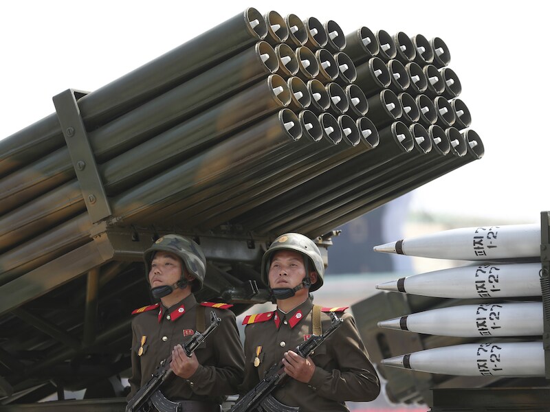 Archiefbeeld Noord-Koreaanse soldaten met raketten.