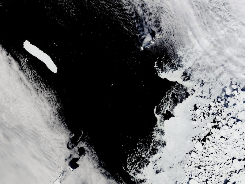 Deze foto van NASA's Terra-satelliet toont de grootste ijsberg ter wereld, A-76A, in de Straat Drake Passage bij Antarctica.