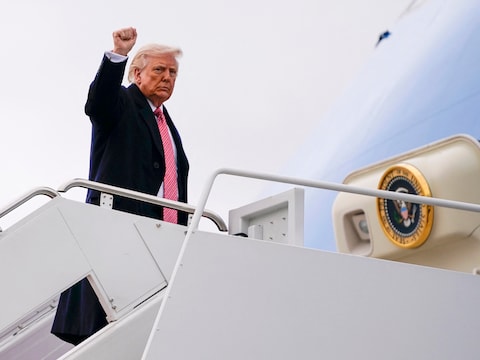 Amerikaans president Donald Trump gaat aan boord van het presidentiële vliegtuig Air Force One 