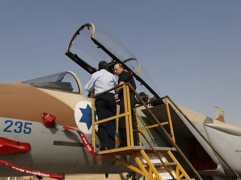 De Israëlische minister van Defensie Moshe Yaalon (rechts) bij een F-15I van de Israëlische luchtmacht.