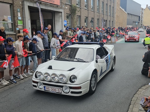 De Historics-wagens van de rally Omloop van Vlaanderen palmden vrijdag al Roeselare in. Leerlingen van het VTI in de Leenstraat vormden een erehaag.