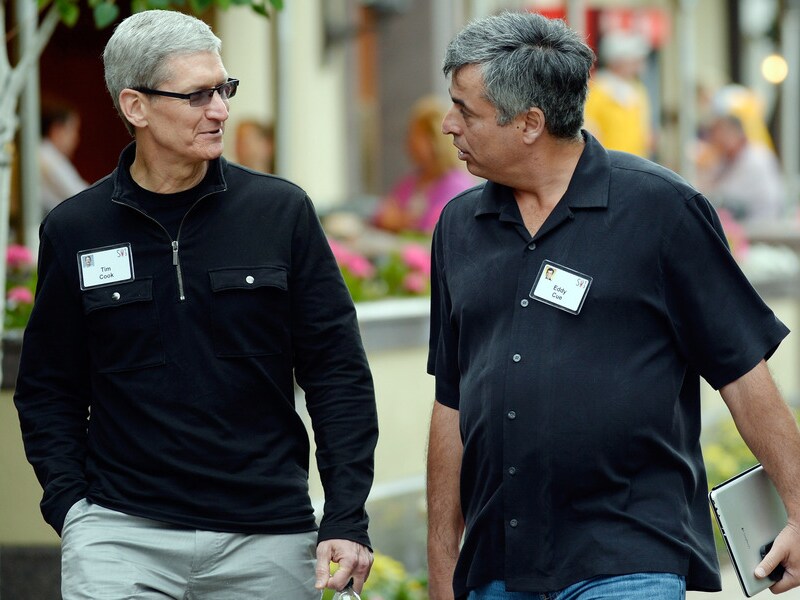 De alarmbellen zullen ongetwijfeld rinkelen bij Apple, op deze foto CEO Tim Cook met zijn SVP, Eddy Cue.