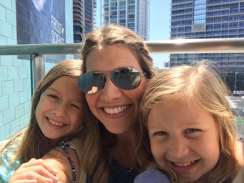 Kristen Hewitt en haar twee dochters.