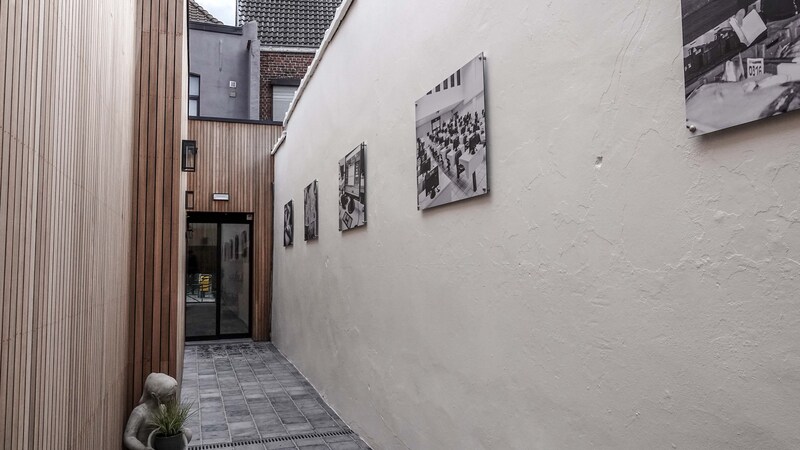 Vishandel Dedeystere: het paadje tussen de winkel en de parking.