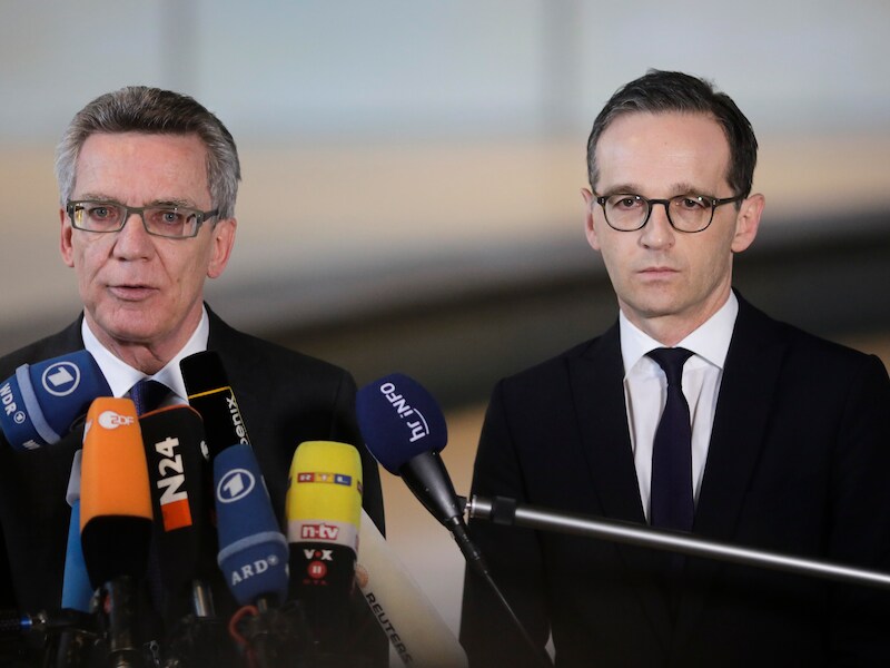 Thomas de Maiziere, de Duitse minister van Binnelandse Zaken (links) en Heiko Maas, minister van Justitie tijdens een persconferentie.