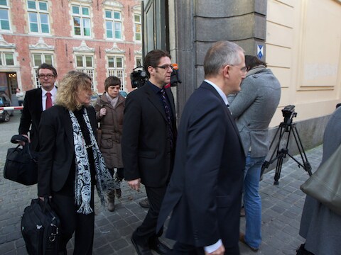Onderzoeksrechter Wim De Troy (C) verlaat hier het bisdom van Brugge, waar gisteren huiszoekingen verricht werden.