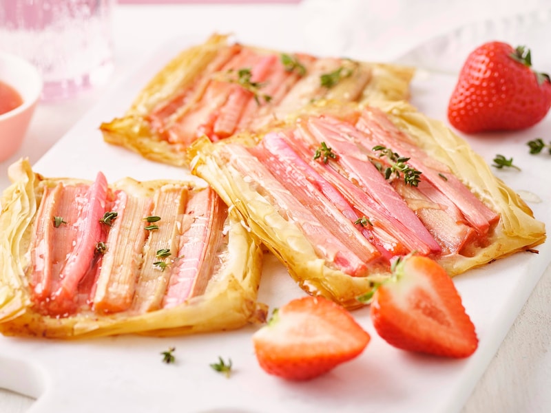 Deze kleurrijke groente is weer op haar best: verras je mama met crispy filodeegtaartjes met rabarber