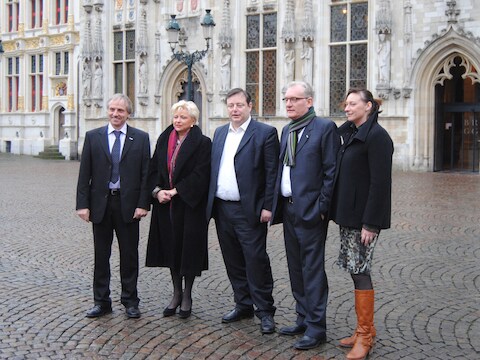 Tijl Waelput, Ann Minne-Soete, Bart De Wever, Pol Van Den Driessche en Daphne Dumery (vlnr) poseren voor de foto toen er nog geen vuiltje aan de Brugse N-VA-lucht was.