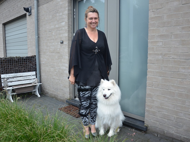 Natacha Laeremans (52) samen met haar hond Veni. 