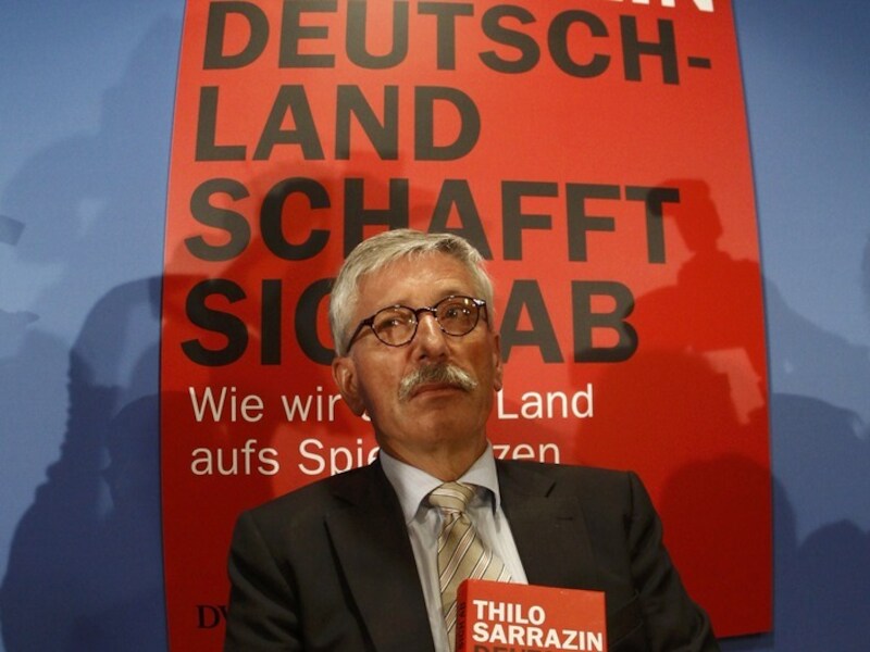 In "Deutschland schafft sich ab" (Duitsland schaft zichzelf af) stelt Bundesbank-bestuurder Thilo Sarrazin zich ernstige vragen bij de hedendaagse multiculturele maatschappij.