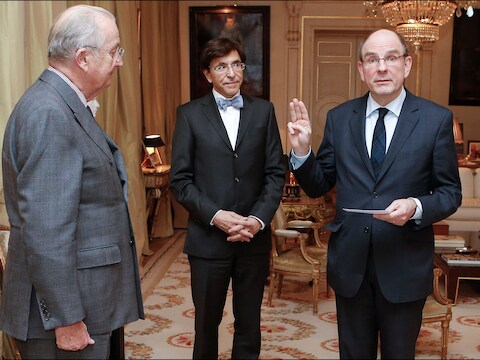 De technocraat Koen Geens legt de eed af bij de koning.