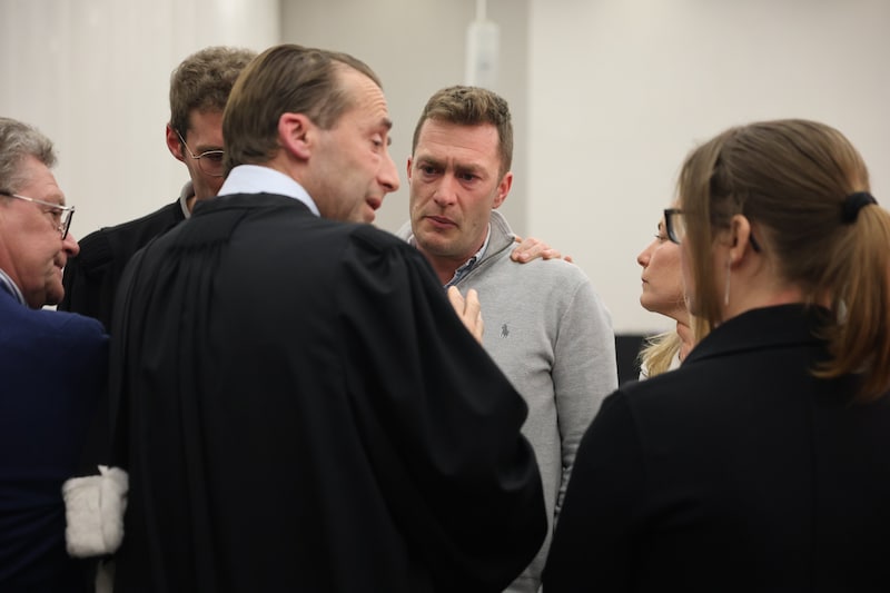 De familie van David is zichtbaar emotioneel op het einde van de zitting.