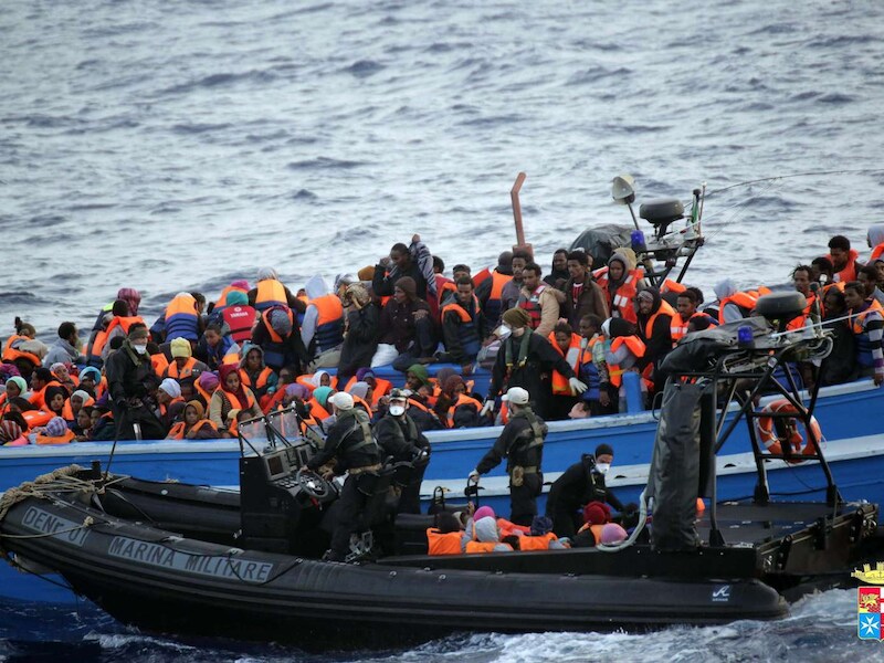 Migranten op een boot tijdens een reddingsoperatie bij de kust van Sicilië.