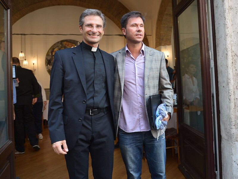 De geschorste theoloog Krysztof Charamsa samen met zijn partner Edouard.