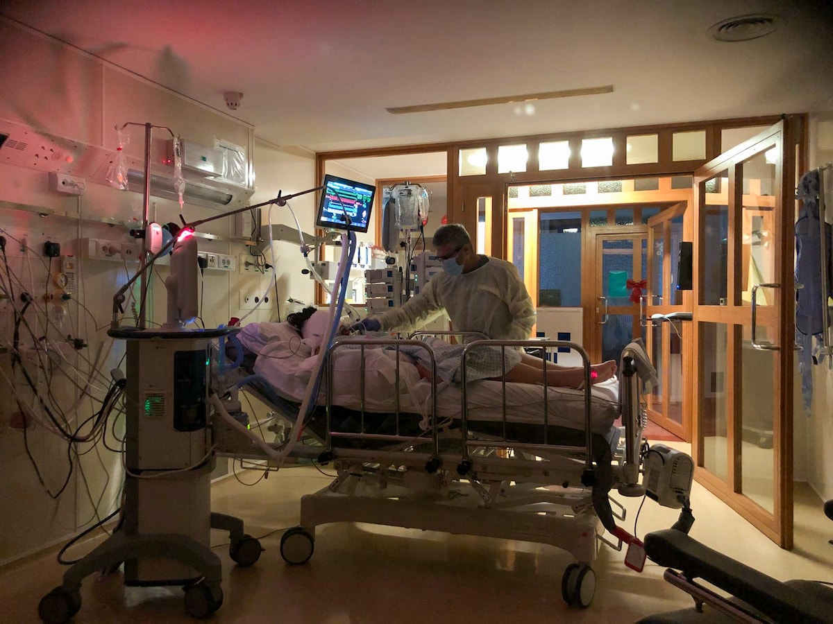 Vader wijkt in Luiks ziekenhuis geen minuut van dochter Roze (18) die zwaargewond  raakte tijdens Zwitsers inferno: “Hoe kunnen de eigenaars nog in de spiegel  kijken?” | Foto | hln.be