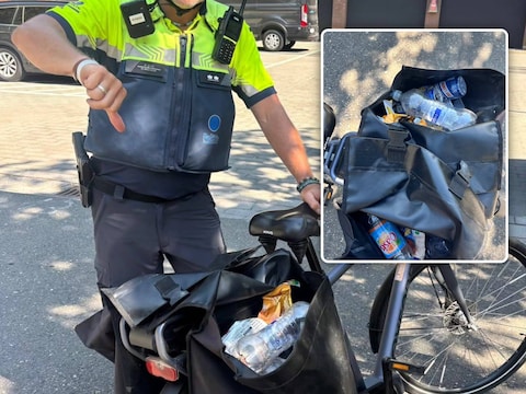 Een inspecteur kon beide fietstassen vullen met afval., Inzet: De Politie ergert zich aan het rondslingerende zwerfvuil