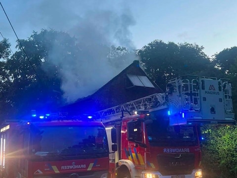 De brand vernielde het dak van de woning in Oud-Heverlee.